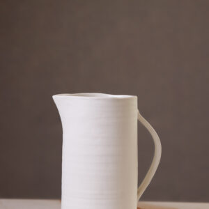 Jarra em cerâmica branca